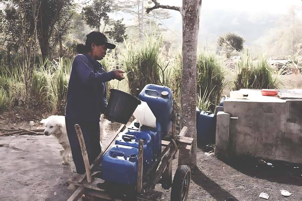 Seorang ibu dari Desa Ban sedang mengambil air bersih setelah menempuh jarak berkilo-kilo meter.
