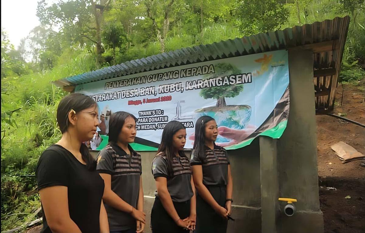 Beberapa warga Desa Ban berpartisipasi dalam mewujudkan program Sumber Air untuk Sesama (SAUS) yang digagas oleh Reza Riyady.