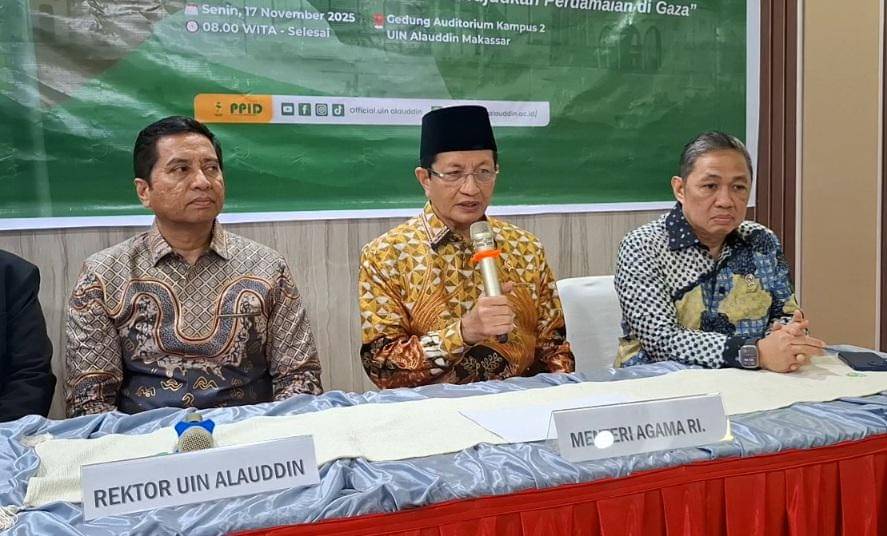 Menteri Agama Nasaruddin Umar (tengah) didampingi Rektor UIN Alauddin Makassar, Hamdan Juhannis (kiri) dan Wakil Menteri Luar Negeri Muhammad Anis Matta (kanan) saat jumpa pers di UIN Alauddin Makassar, Senin (17/11/2025). IDN Times / Darsil Yahya