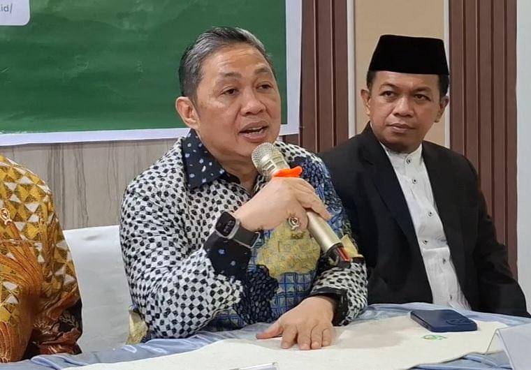 Wakil Menteri Luar Negeri Muhammad Anis Matta (kanan) saat jumpa pers di UIN Alauddin Makassar, Senin (17/11/2025). IDN Times / Darsil Yahya