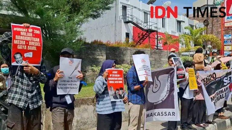 KAJ Sulsel membentang poster dan baliho sebagai bentuk protes terhadap Mentan Amran di depan Kantor Andi Amran Sulaiman (AAS) Building, Jalan Urip Sumoharjo, Kota Makassar, Selasa (4/11/2025) IDN Times/ Darsil Yahya