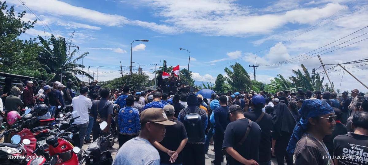 Warga Serang blokir jalan demo truk tambang (Dok. Khaerul Anwar)