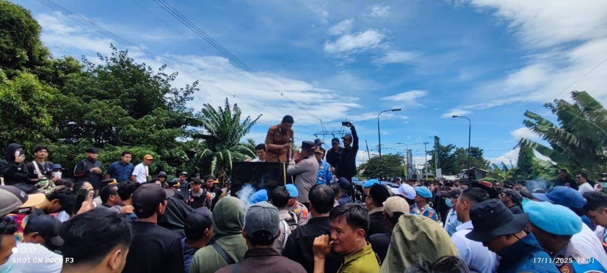 Sekda Banten saat menemui masa demo truk tambang (Dok. Khaerul Anwar)