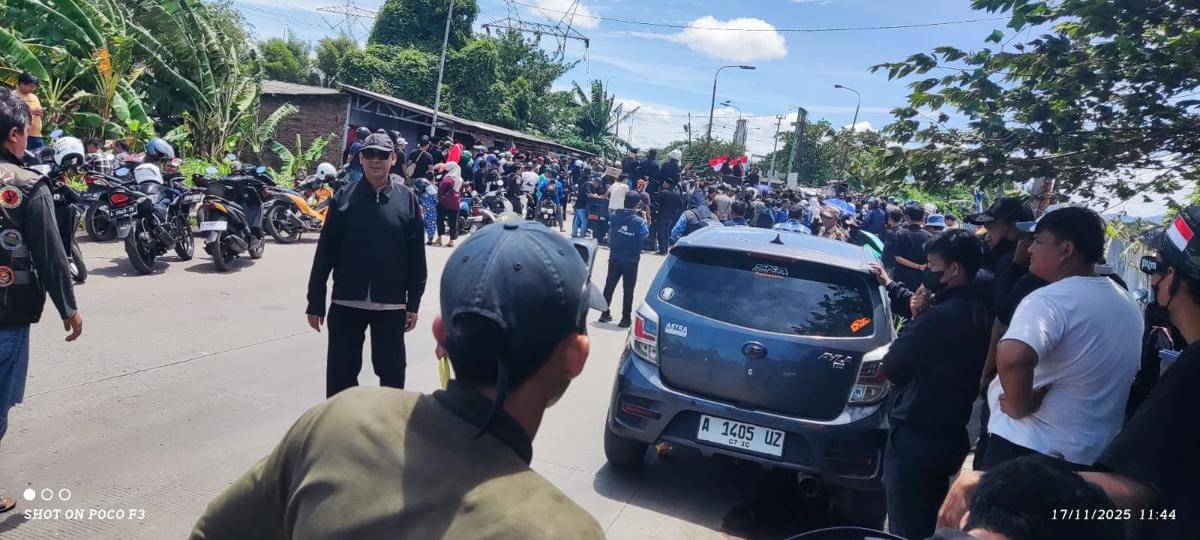 Warga Serang blokir jalan demo truk tambang (Dok. Khaerul Anwar)