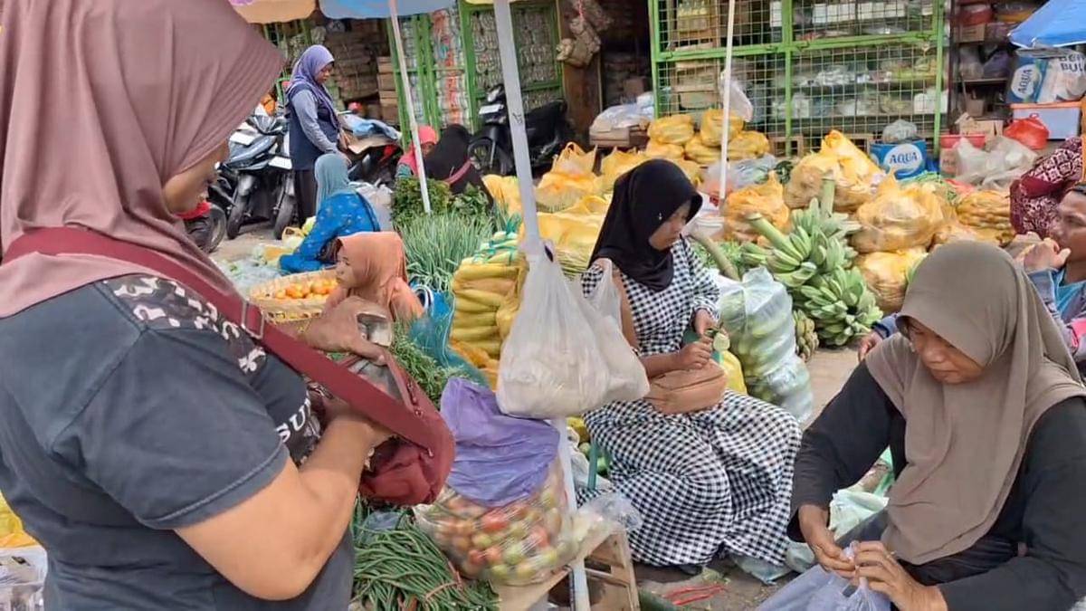 Aktivitas jual beli di pasar sayur Magetan. IDN Times/Riyanto.