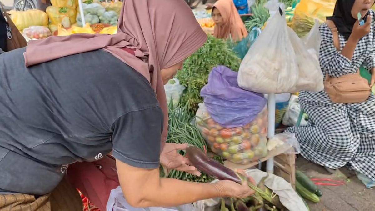 Aktivitas jual beli di pasar sayur Magetan. IDN Times/Riyanto.