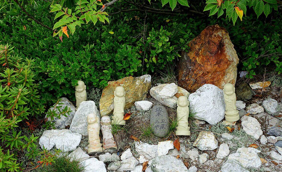 potret patung Jizo di kawasan Gunung Osorezan