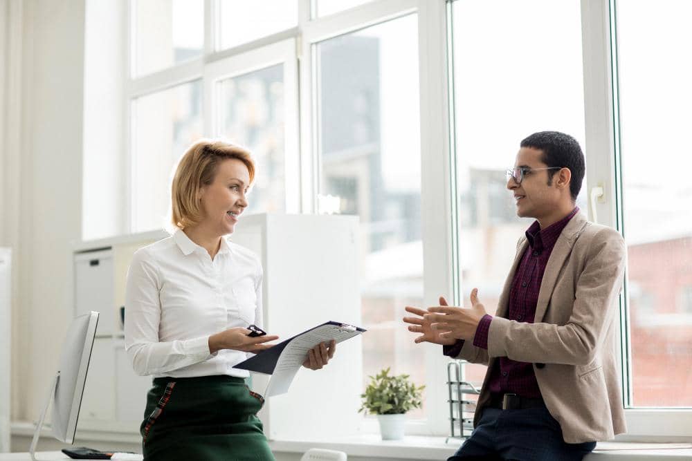 ilustrasi mengobrol dengan rekan kerja