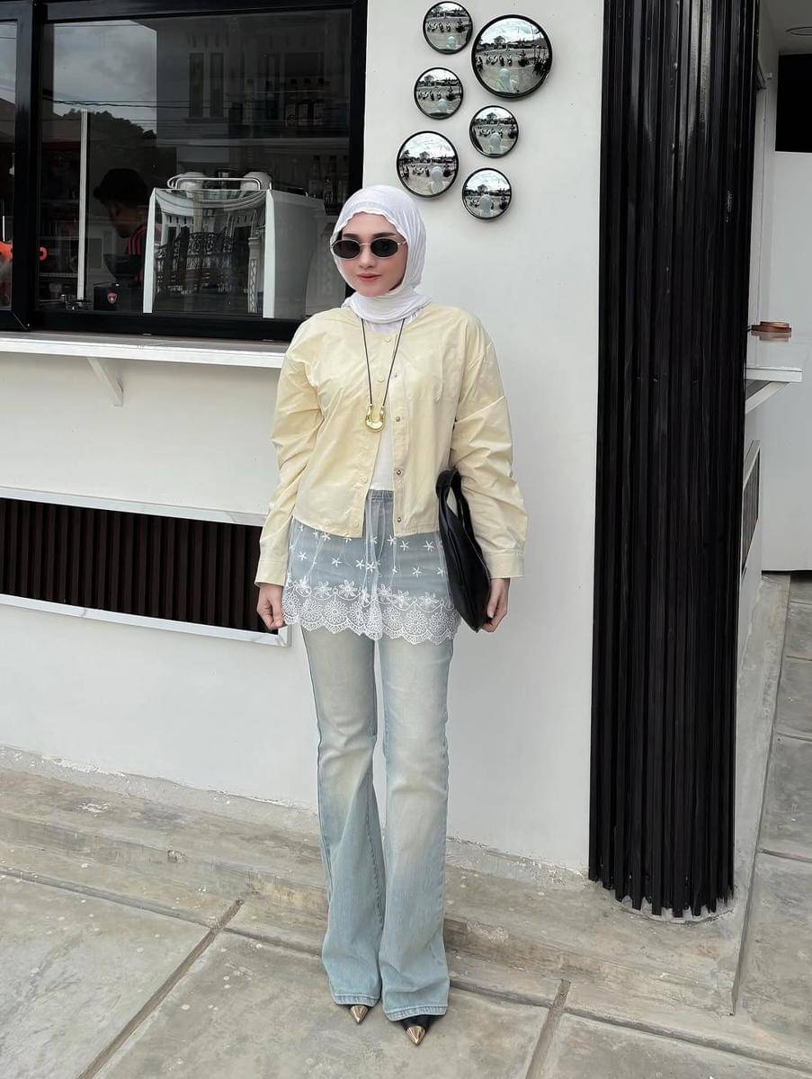 padu padan celana jeans untuk gaya kekinian ala Lisna Feri