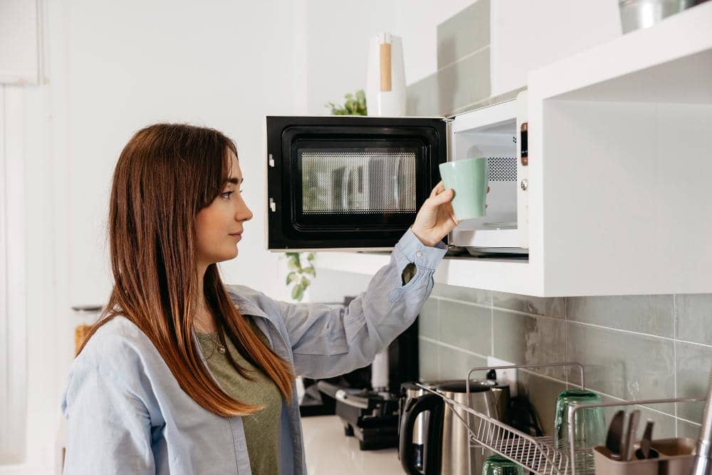 ilustrasi menggunakan microwave