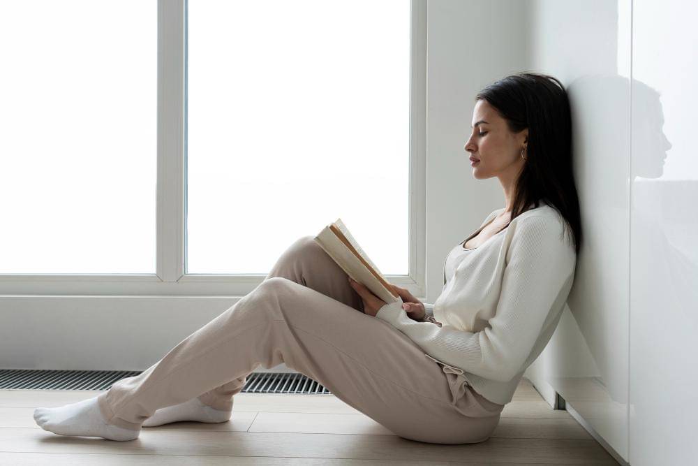 ilustrasi perempuan membaca