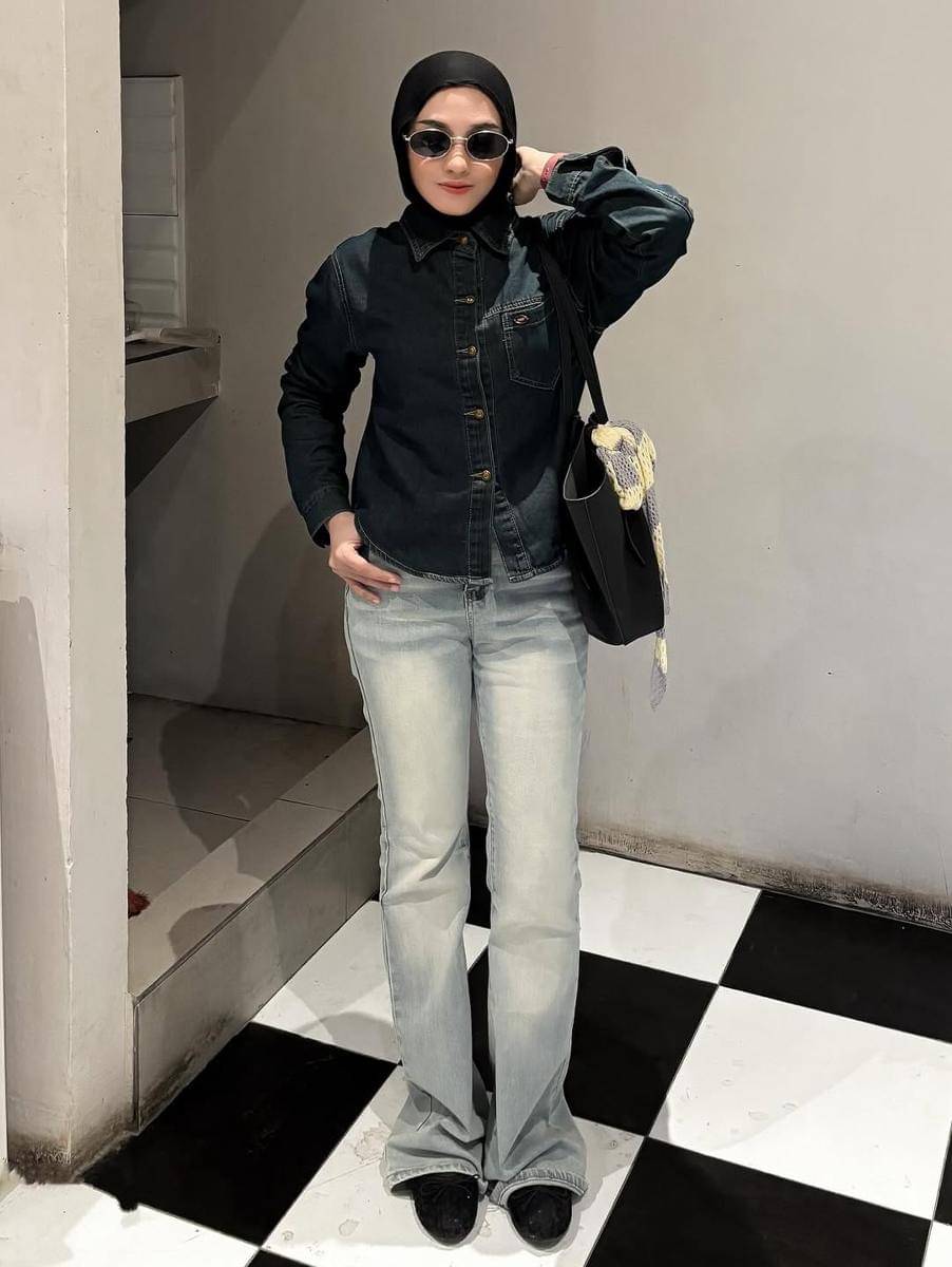 padu padan celana jeans untuk gaya kekinian ala Lisna Feri