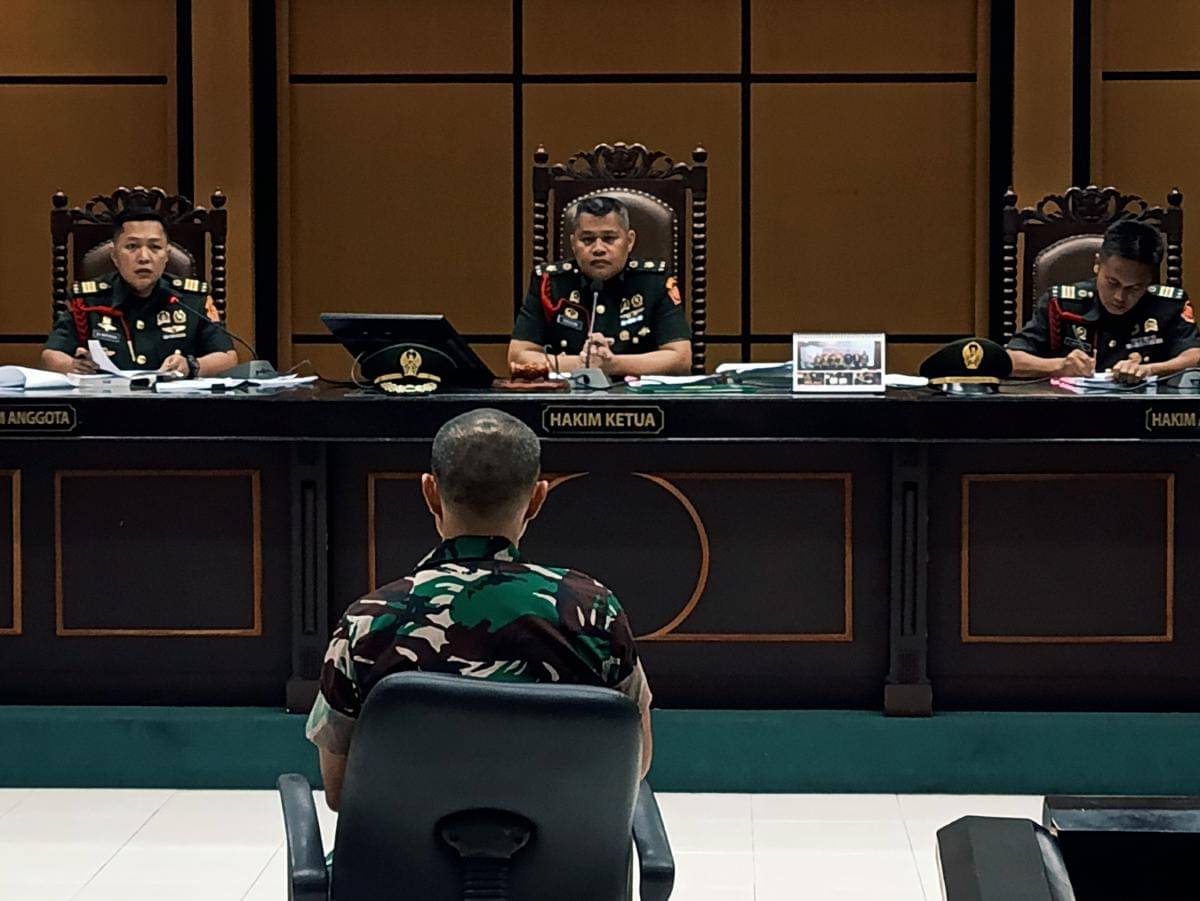 Terdakwa Danki A Ahmad Faisal, atasan Prada Lucky memeriksa barang bukti di pengadilan. (IDN Times/Putra Bali Mula)