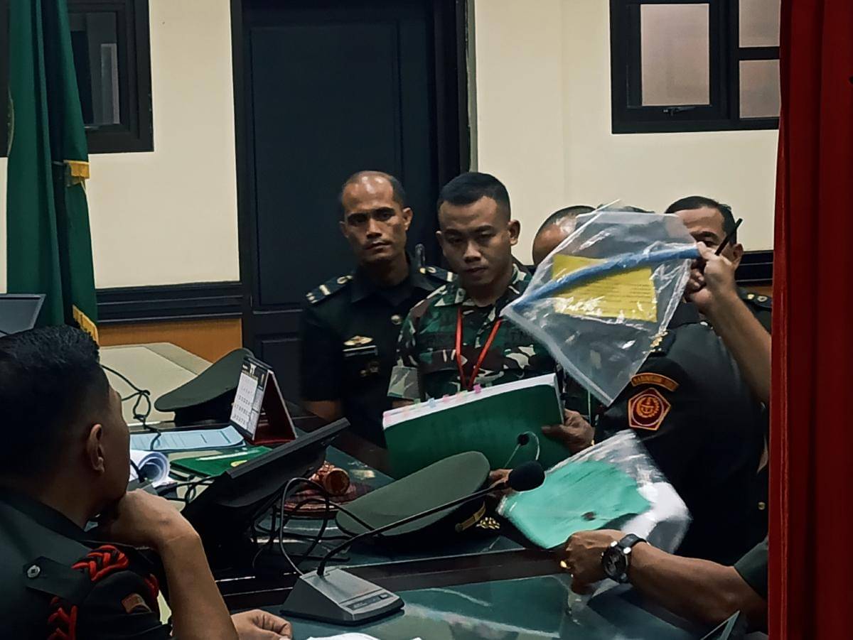 Terdakwa Danki A Ahmad Faisal, atasan Prada Lucky memeriksa barang bukti di pengadilan. (IDN Times/Putra Bali Mula)