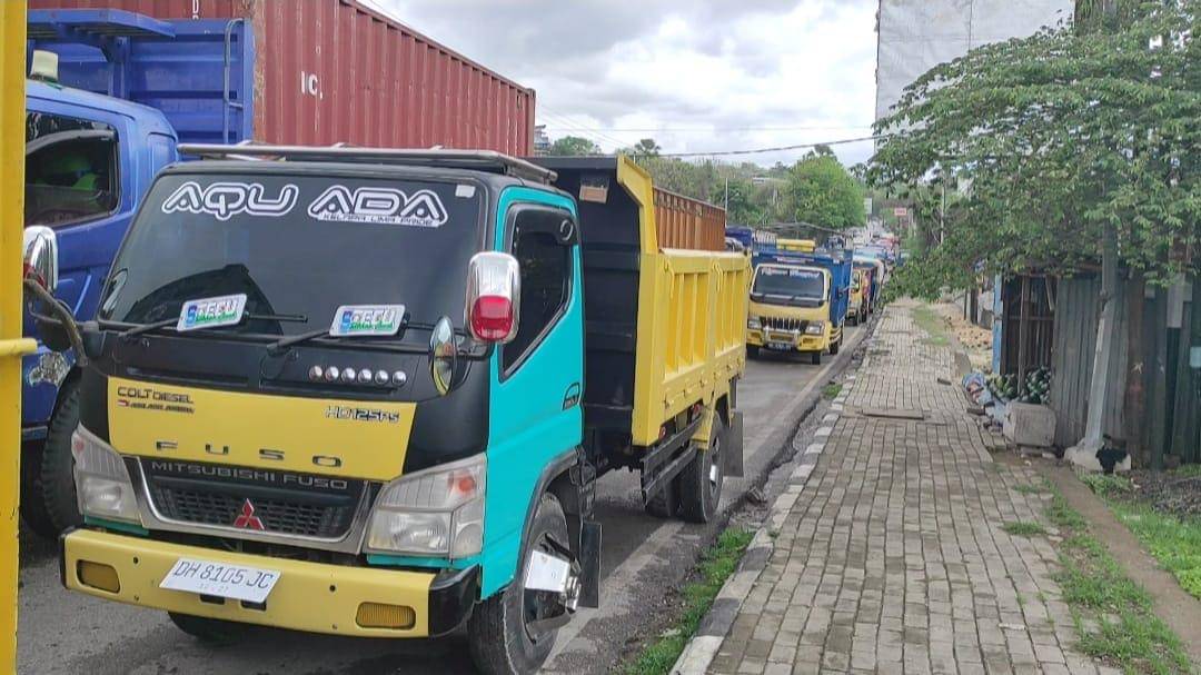 Antrean panjang truk karena stok solar kosong di Kota Kupang. (IDN Times/Putra Bali Mula)