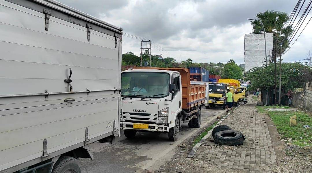 Antrean panjang truk karena stok solar kosong di Kota Kupang. (IDN Times/Putra Bali Mula)