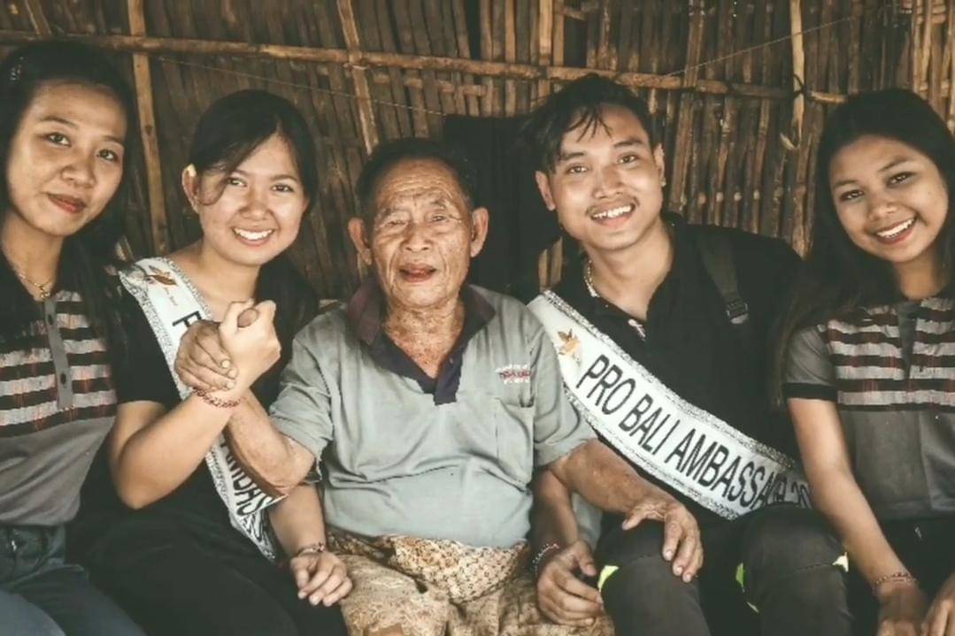 warga desa Ban dan komunitas balitersenyum.id