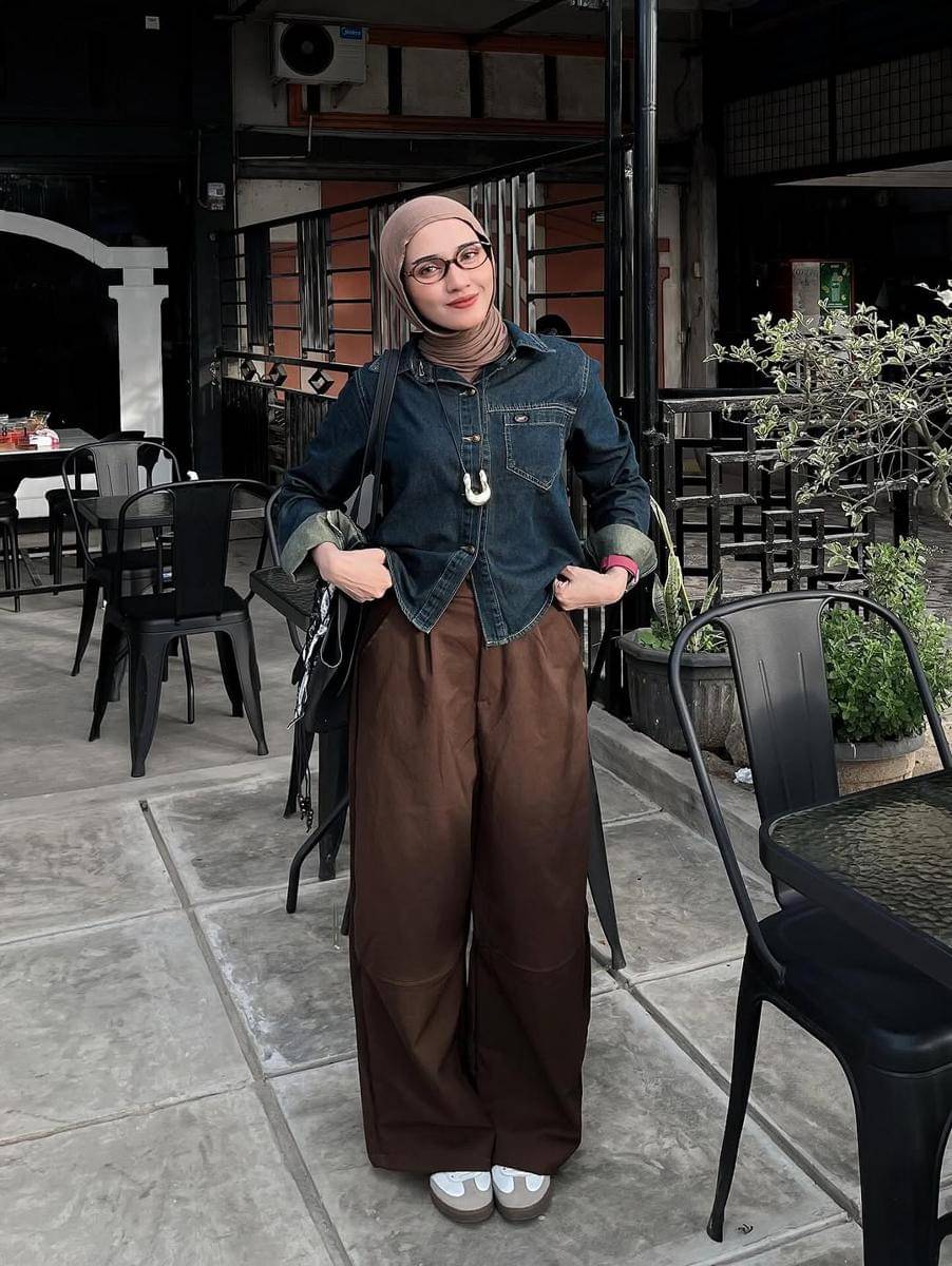 ide outfit hangout ke coffee shop ala Lisna Feri