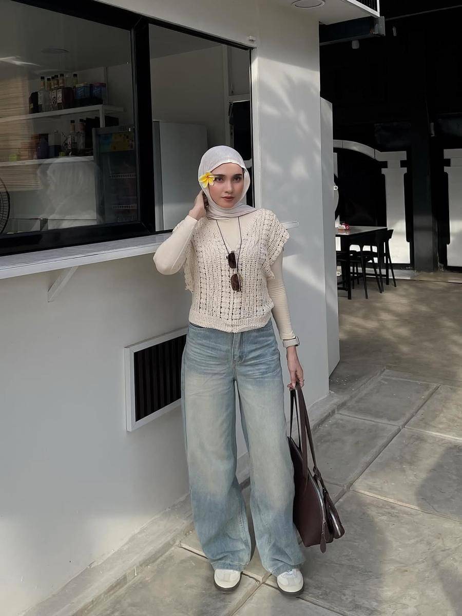 padu padan celana jeans untuk gaya kekinian ala Lisna Feri