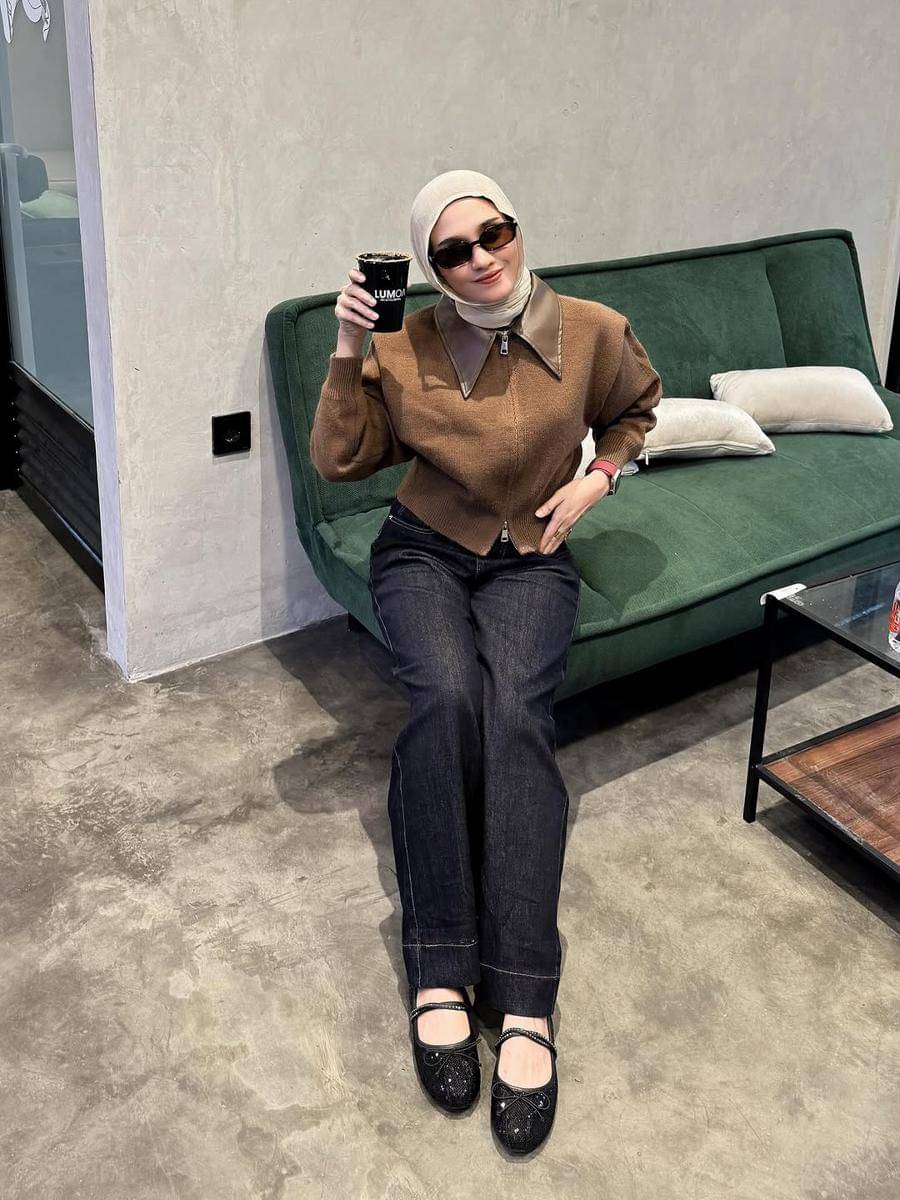 ide outfit hangout ke coffee shop ala Lisna Feri