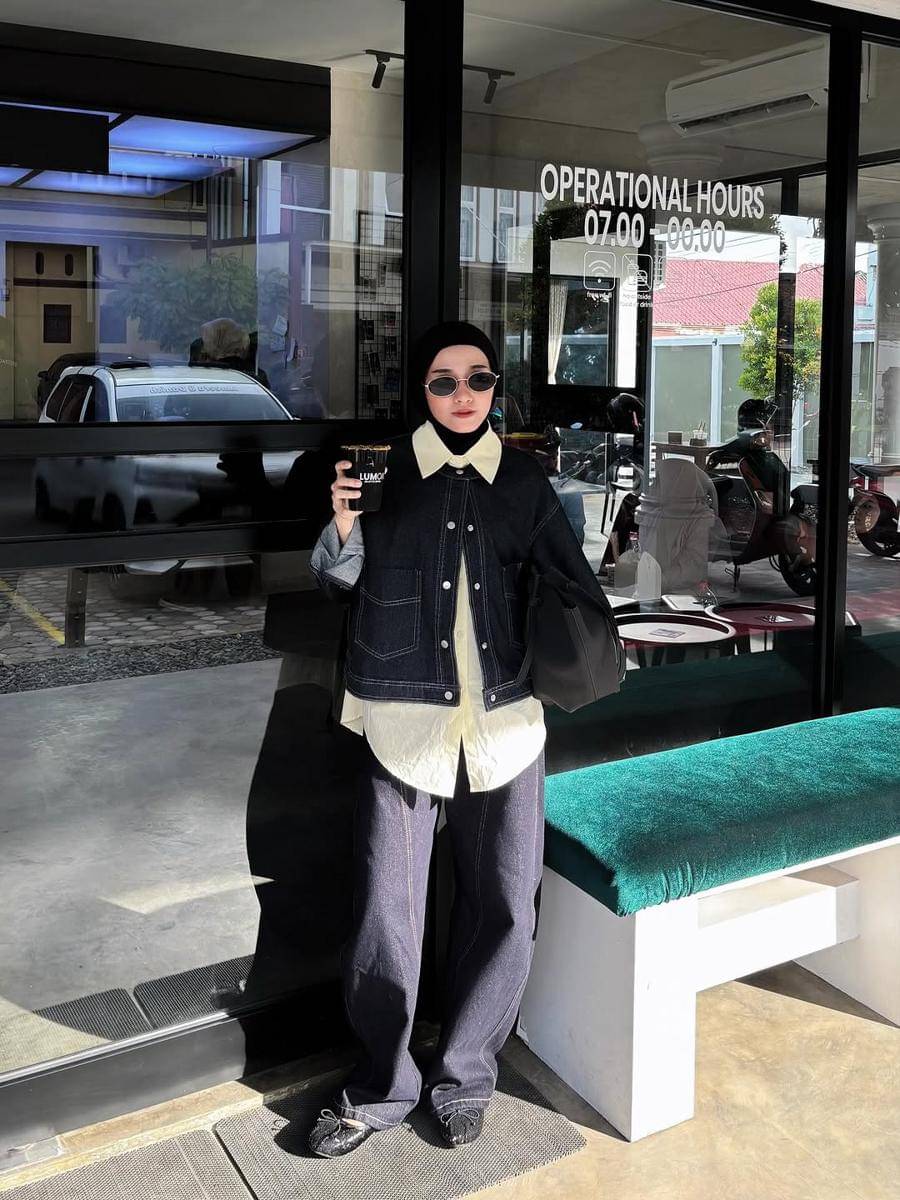 ide outfit hangout ke coffee shop ala Lisna Feri
