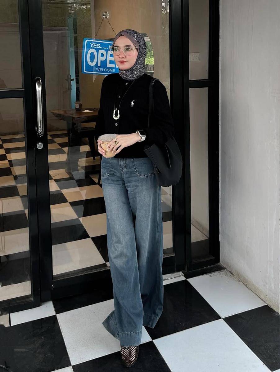 ide outfit hangout ke coffee shop ala Lisna Feri