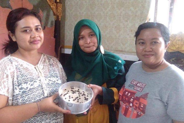 Ibu-ibu ZWC Sari Dewi memamerkan hasil belajar memasak makanan olahan kulit pisang bersama Cookpad.