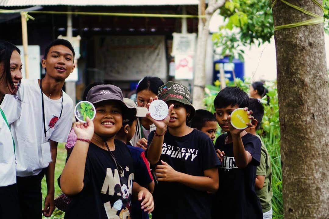 Peserta Pasraman Hijau dipandu STAR memulai petualangan kebun di hub KWT Tegeh Sari dengan bermain ecogames Alami Garden dari @helloecogames.