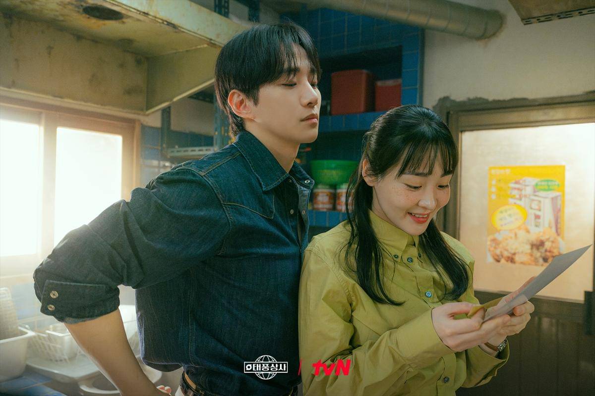 Lee Junho dan Kim Min Ha di Typhoon Family