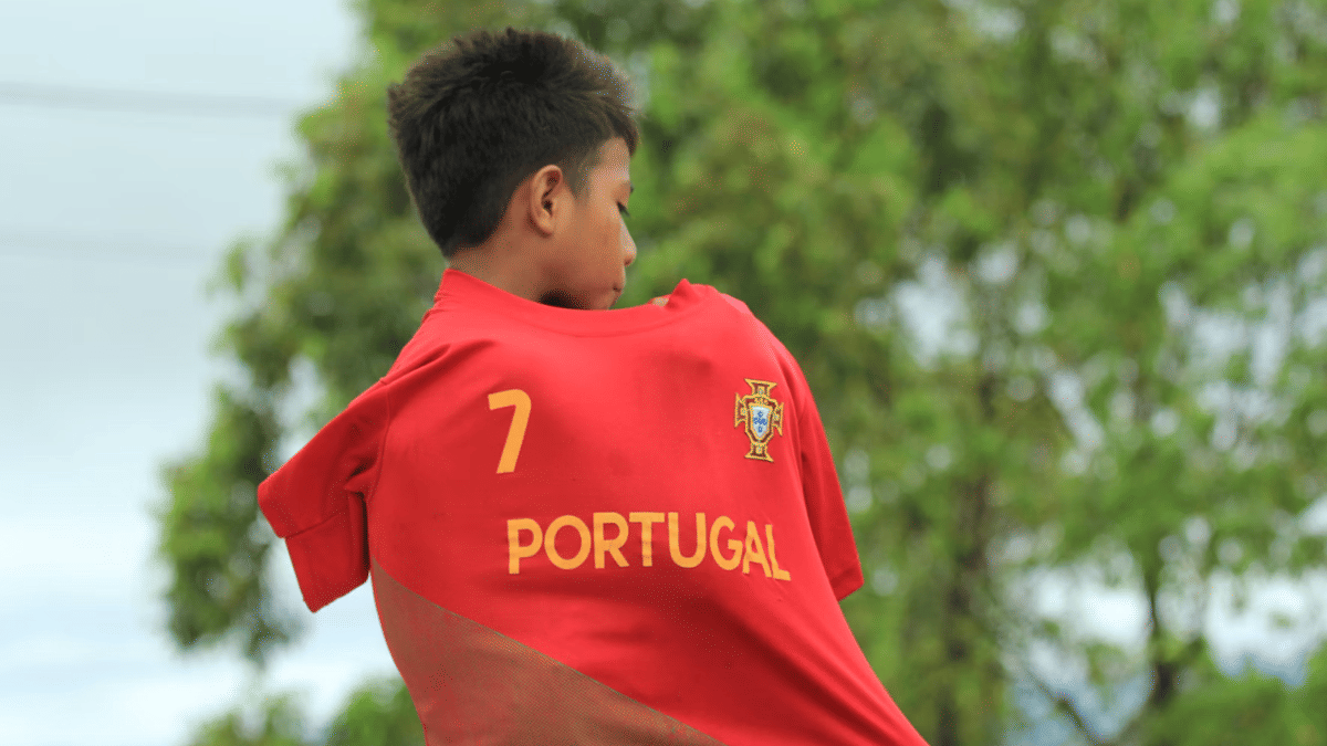 ilustrasi anak laki-laki mengenakan jersey Timnas Portugal