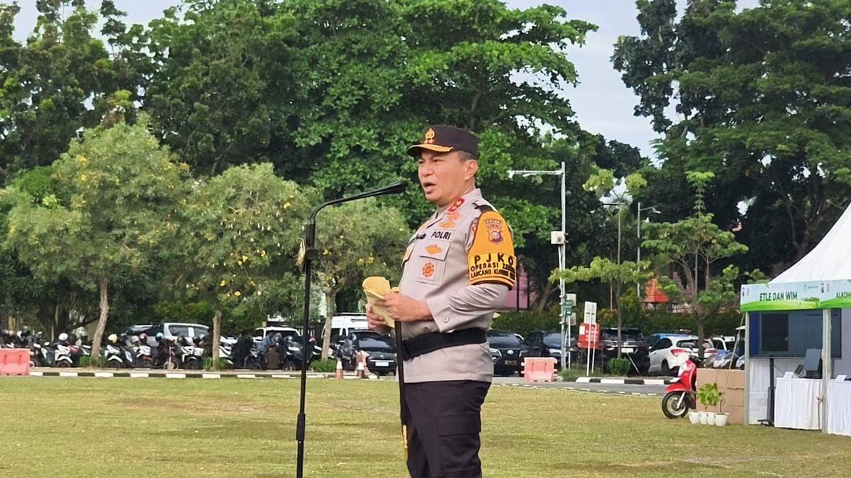 Kapolda Riau Irjen Pol Herry Heryawan saat memimpin apel pasukan operasi Zebra Lancang Kuning