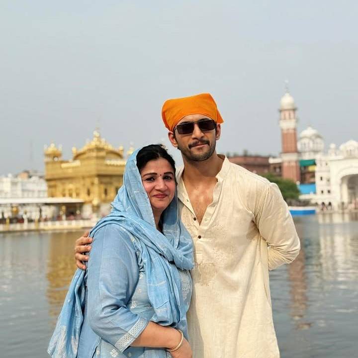 Rohit Saraf dan mama