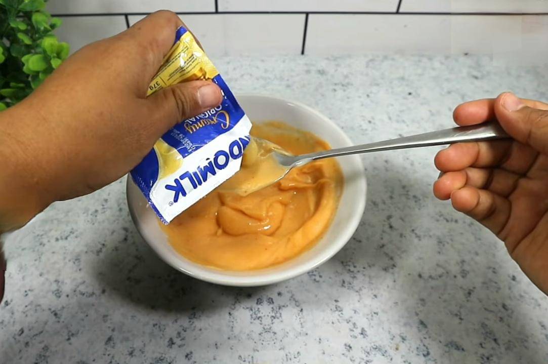 ilustrasi membuat saus mayo Hokben