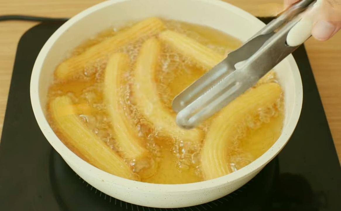 ilustrasi menggoreng churros 