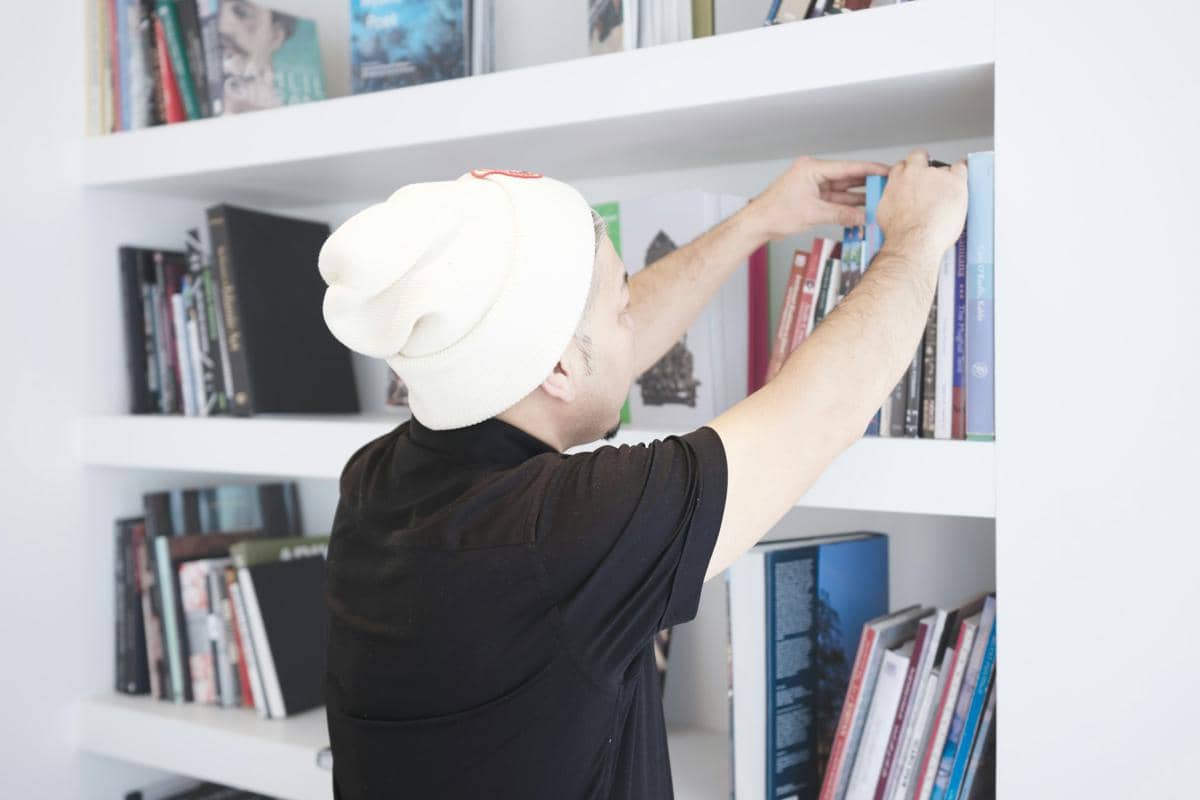 ilustrasi pria merapikan buku