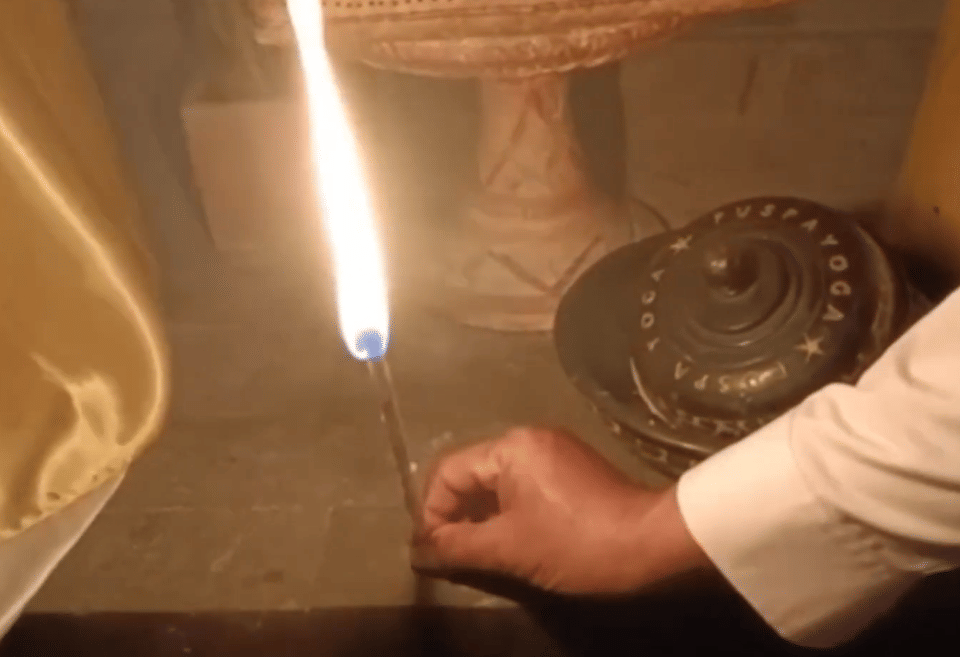 Pelaksanaan tradisi Ngenyit Linting di Desa Tunjuk. 