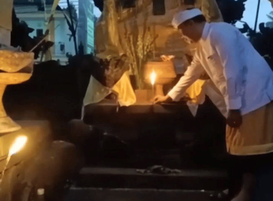 Pelaksanaan tradisi Ngenyit Linting di Desa Tunjuk. 