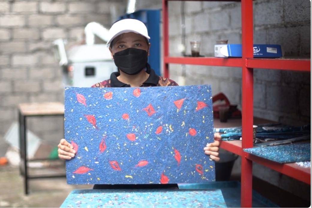 Contoh papan hasil olahan sampah plastik KBA Tegeh Sari