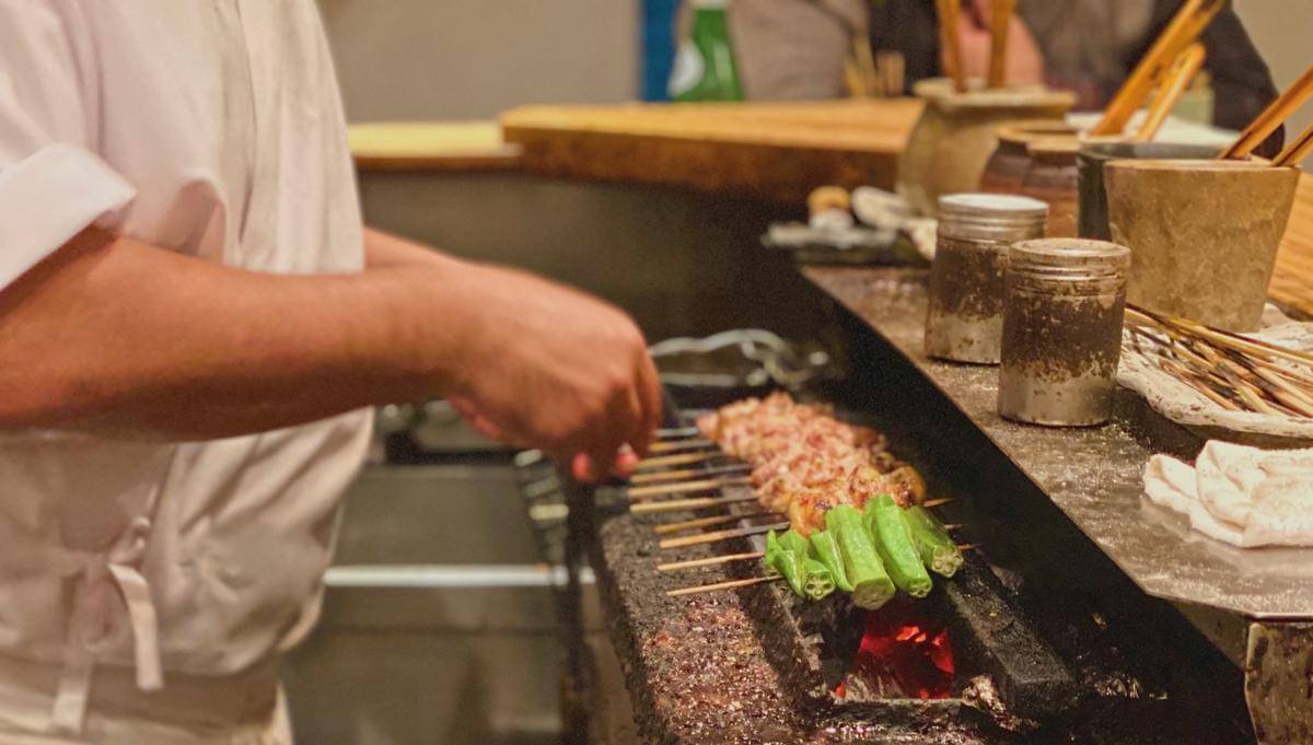 ilustrasi memanggang yakitori