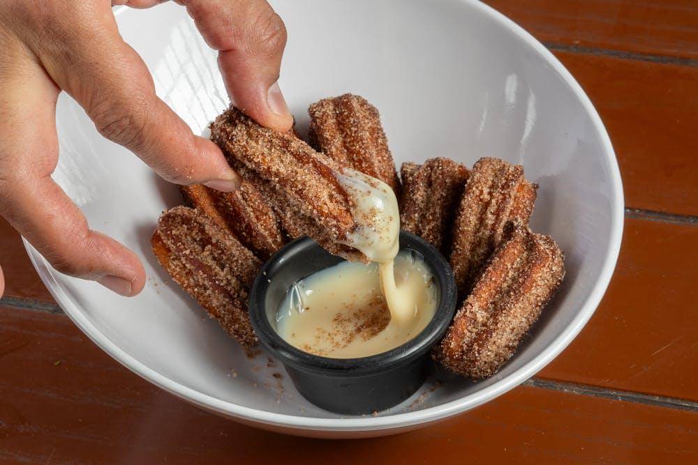 ilustrasi mini tiramisu churros