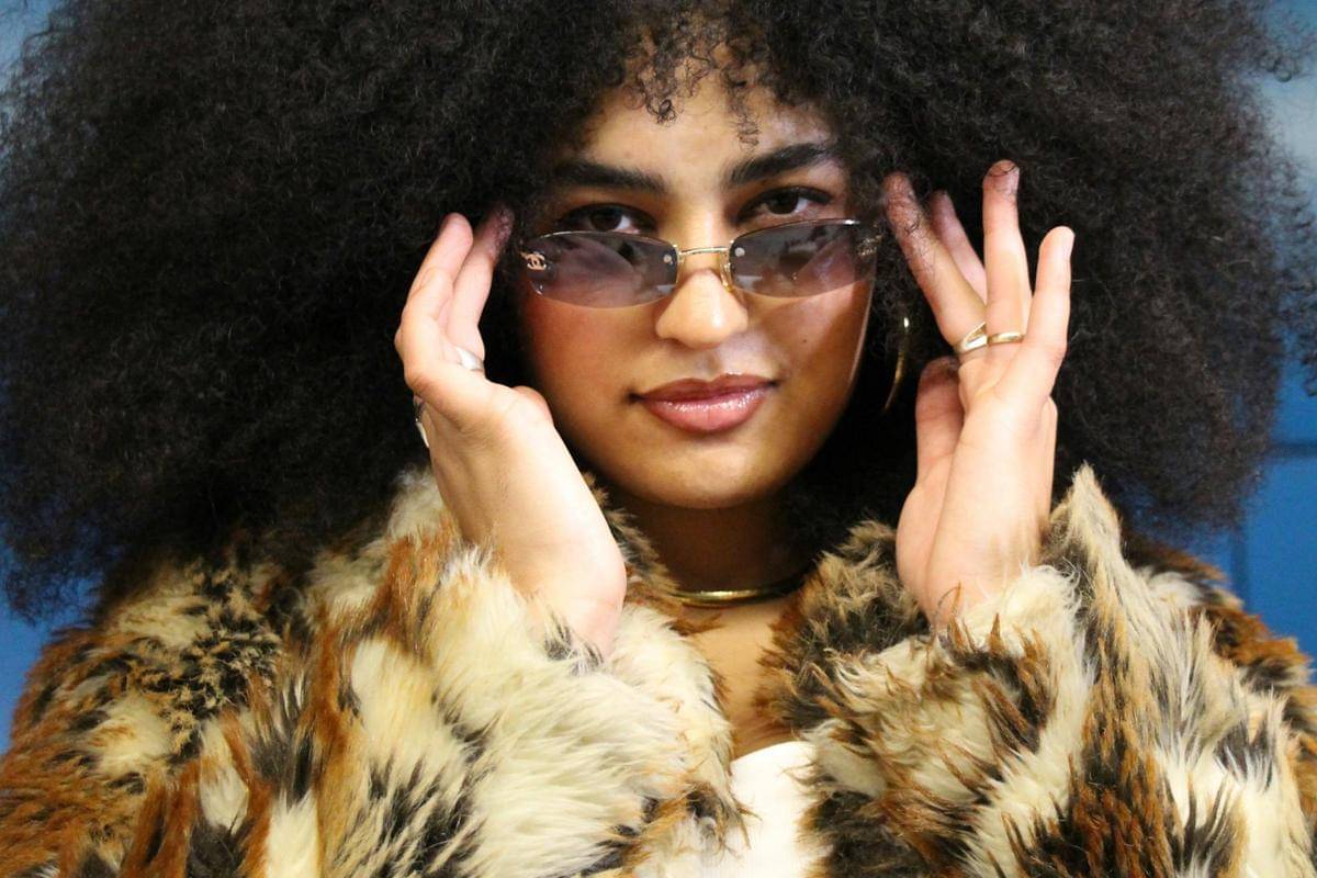 perempuan memakai kacamata