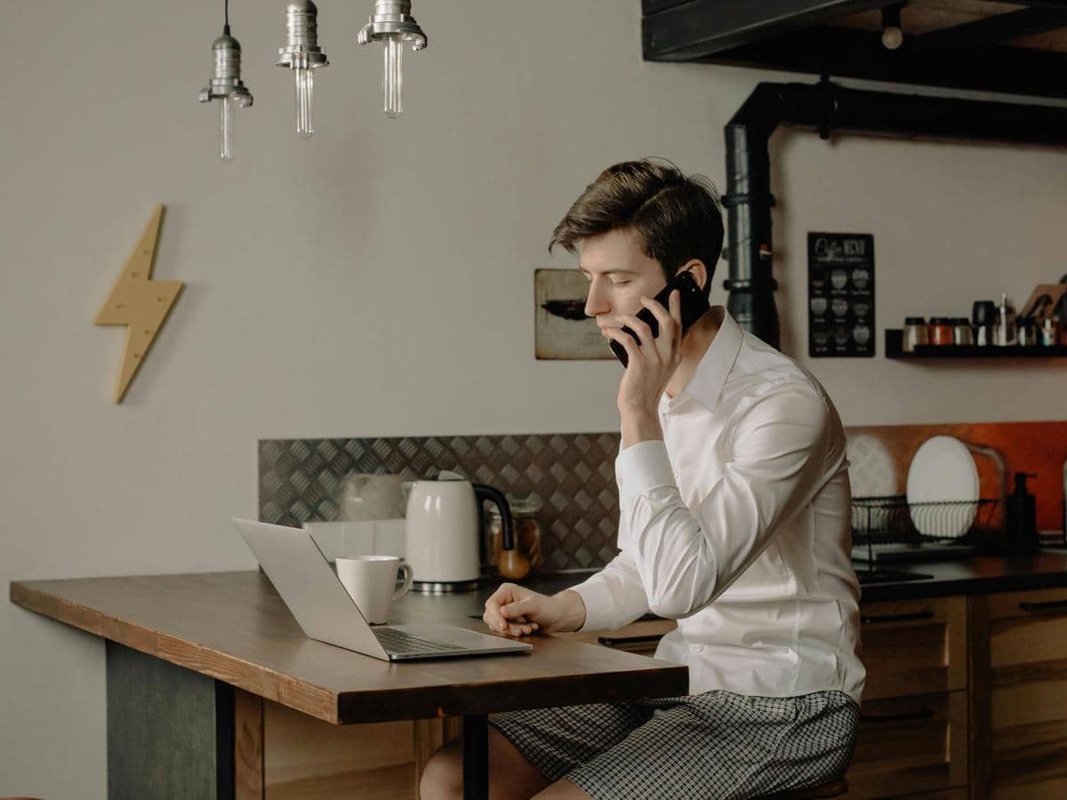 ilustrasi pria main hp