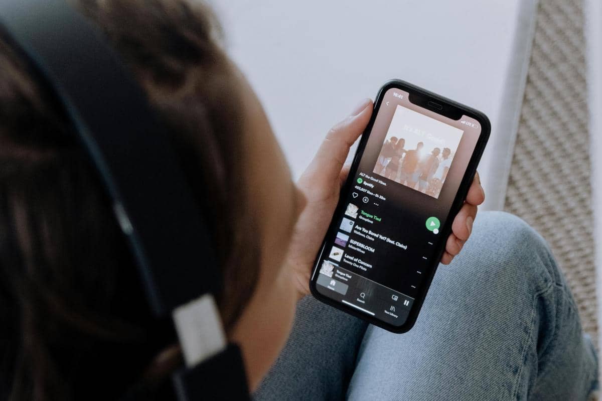 Seseorang mendengarkan playlist lagu.