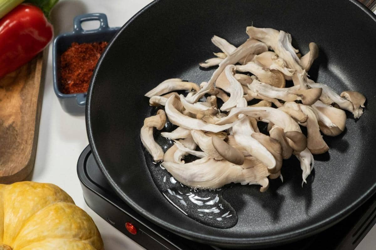 ilustrasi menumis jamur