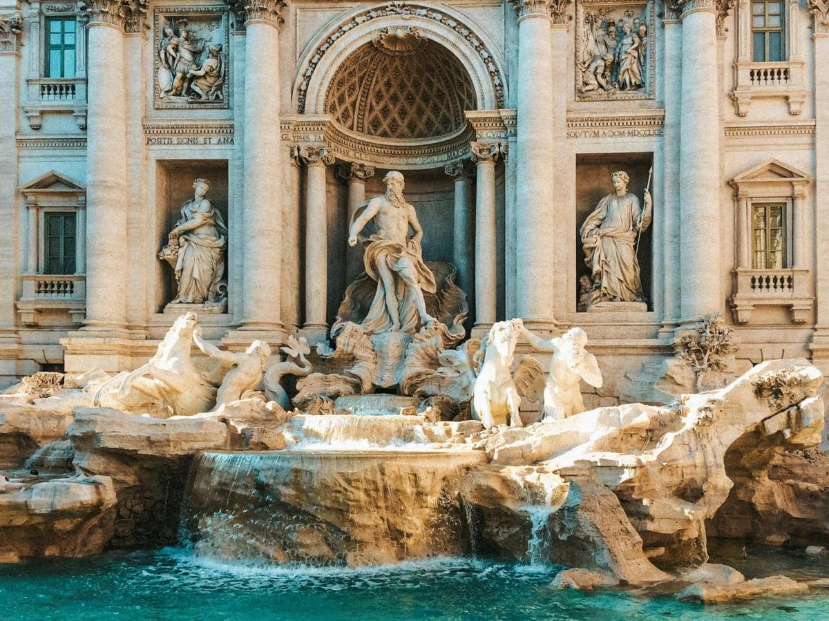 potret Trevi Fountain, berada di titik temu tiga jalan utama di Roma 