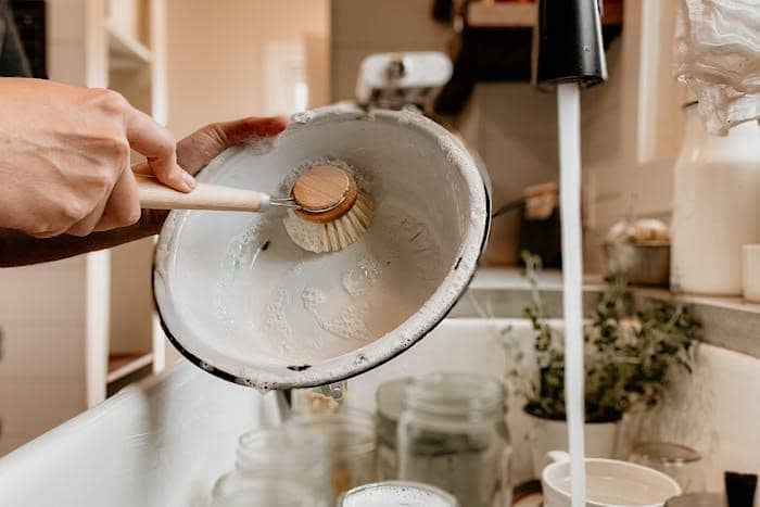 Orang mencuci piring kotor