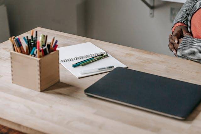 Ilustrasi tempat pensil.