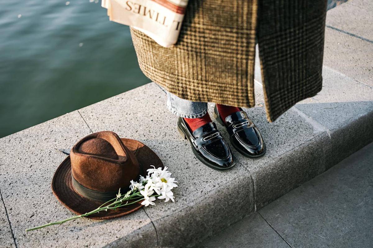 ilustrasi memakai loafers untuk ke kantor