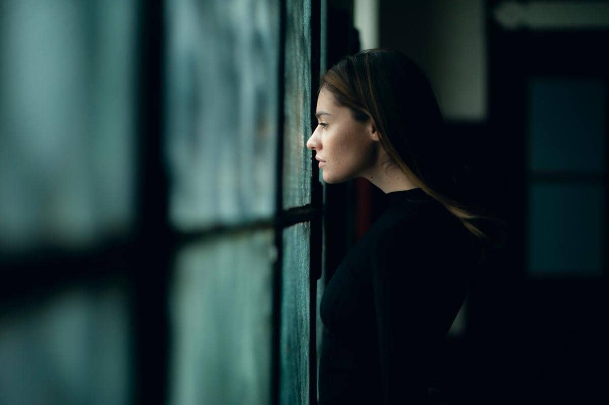 ilustrasi seseorang melihat keluar dari jendela