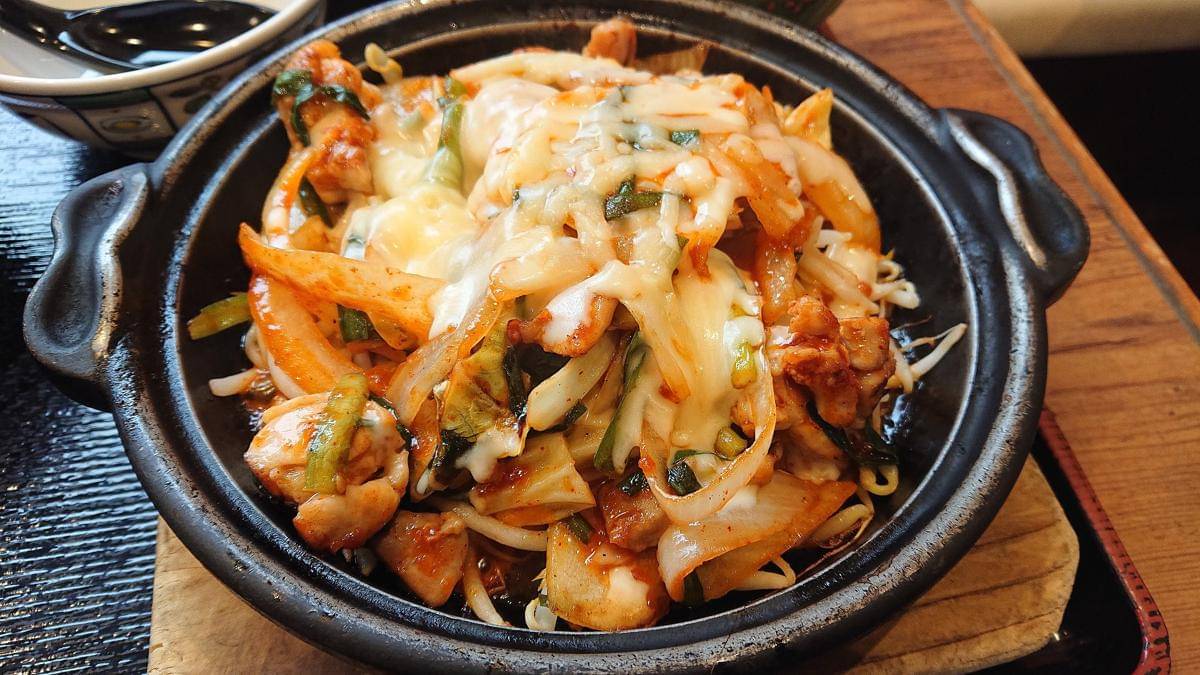 ilustrasi dakgalbi mozarella